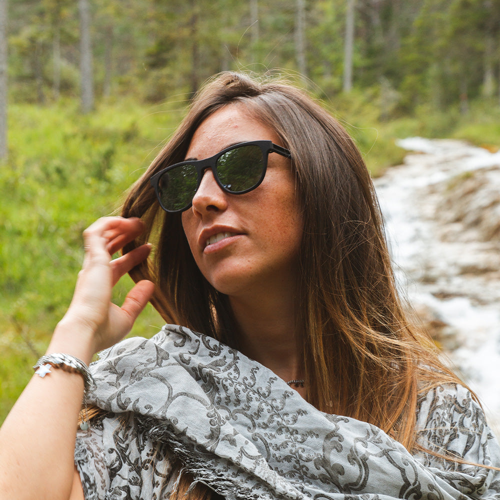 Occhiali da sole artigianali con lenti a specchio